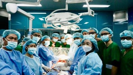 80 y bác sĩ tham gia ca ghép phổi đêm Giao thừa hồi sinh cô gái 21 tuổi
