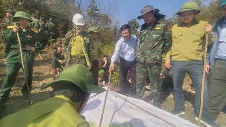 Chủ tịch UBND tỉnh Lào Cai trực tiếp chỉ đạo chữa cháy trên rừng Hoàng Liên, tiếp tục cắt cử lực lượng ở lại trong đêm