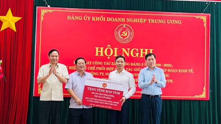 Trao tặng 100 căn nhà tình nghĩa cho người nghèo 2 xã miền núi tỉnh Kon Tum