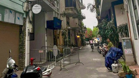 Sập mái kính nhà 7 tầng ở Hà Nội, 2 người chết