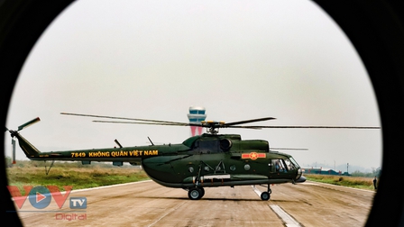 Bay hợp luyện đội hình đầu tiên tại sân bay Điện Biên Phủ