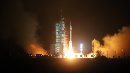 Trung Quốc phóng thành công tàu vũ trụ có người lái Thần Châu-18