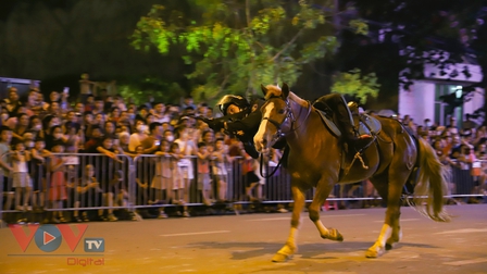 Cảnh sát cơ động Kỵ binh biểu diễn trên đường phố ở Điện Biên