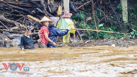 Mặc nước lũ cuồn cuộn, người dân Điện Biên vẫn đua nhau đi vớt củi, bắt cá