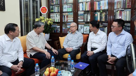 Chủ tịch nước Tô Lâm thăm và chúc mừng các nhà báo lão thành