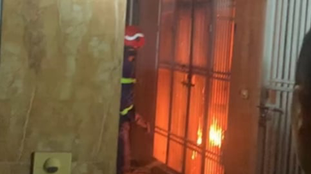 Cảnh sát cứu một người thoát khỏi đám cháy nhà trong đêm ở Hà Nội