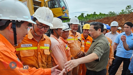 Thủ tướng kiểm tra, thăm, động viên công nhân thi công Dự án Đường dây 500kV mạch 3 tại Nghệ An