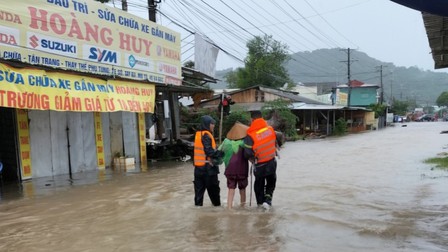 Phú Quốc: Mưa lớn gây ngập, công an, biên phòng ứng cứu, sơ tán dân