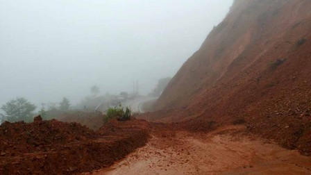 Mưa lũ gây sạt lở, ách tắc giao thông cục bộ tại một số địa phương vùng núi phía Bắc