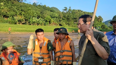 Thủ tướng Phạm Minh Chính không kìm được nước mắt khi thị sát nơi sạt lở kinh hoàng Làng Nủ, Lào Cai