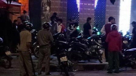 Hai nhóm côn đồ nhìn "đểu" dẫn tới hỗn chiến gây nổ ở quán karaoke vùng ven Sài Gòn