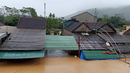 Bệnh viện phía tây Nghệ An 'chạy' lụt