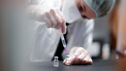 Pfizer và BioNTech tiến hành thử nghiệm vaccine đặc trị Omicron