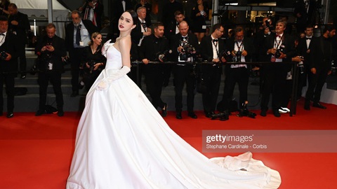 Hương Giang diện váy như cô dâu, bất ngờ xuất hiện trên thảm đỏ Cannes