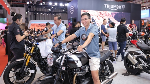 Vietnam Motor Show 2024 vẫn đông nghẹt dù trời mưa