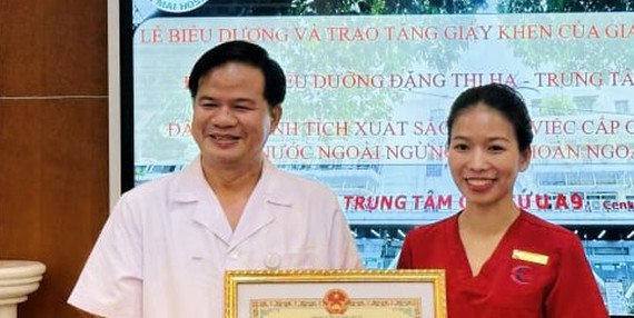 Khen thưởng nữ điều dưỡng Bệnh viện Bạch Mai cứu bệnh nhân trong quán ăn