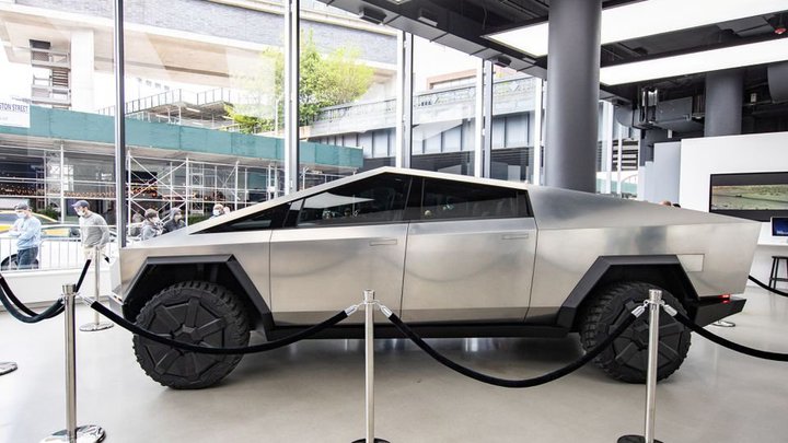 Tesla sản xuất hàng loạt xe điện chống đạn vào năm 2023