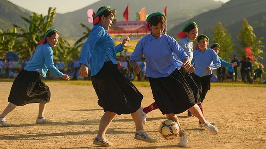 Bộ ảnh thú vị về trận bóng không có thẻ vàng, thẻ đỏ của những phụ nữ dân tộc Sán Chỉ