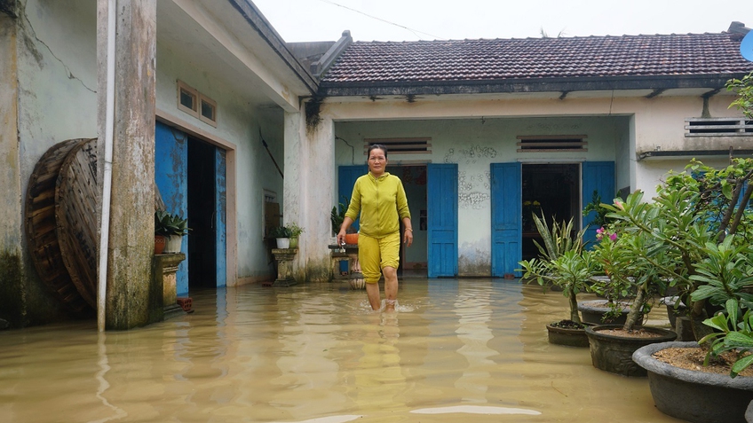 Hàng trăm nhà dân bị lũ chia cắt ở Quảng Ngãi