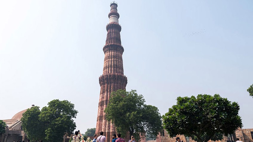 Tòa tháp bằng gạch cao nhất thế giới giống hệt ống khói, được người Ấn Độ tôn sùng như vật báu