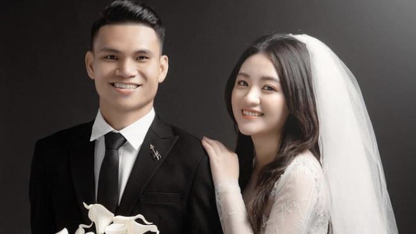 Nhan sắc vợ sắp cưới của tuyển thủ Việt Nam Phạm Xuân Mạnh