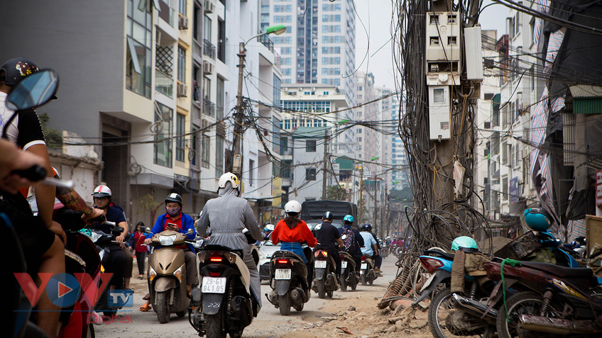 Hà Nội: Dây điện, cáp điện vẫn như mạng nhện giăng từ ngõ ra đường lớn