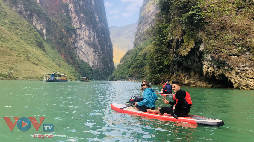 Chèo Sup khám phá Hẻm Tu Sản bất chấp cái lạnh mùa Đông - Bạn có dám không?