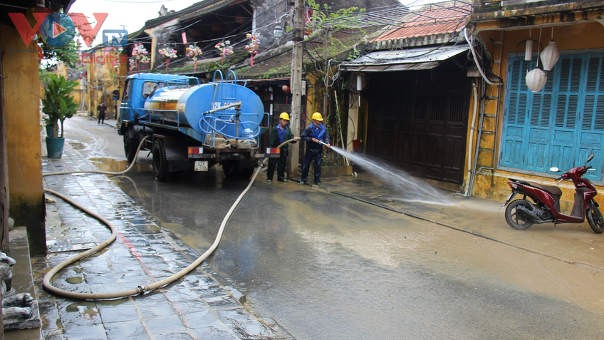 Phố cổ Hội An ngập trong bùn non