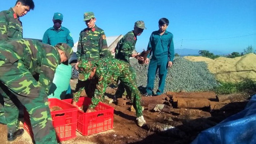 Đào móng xây nhà, tá hỏa phát hiện gần 1 tấn bom mìn