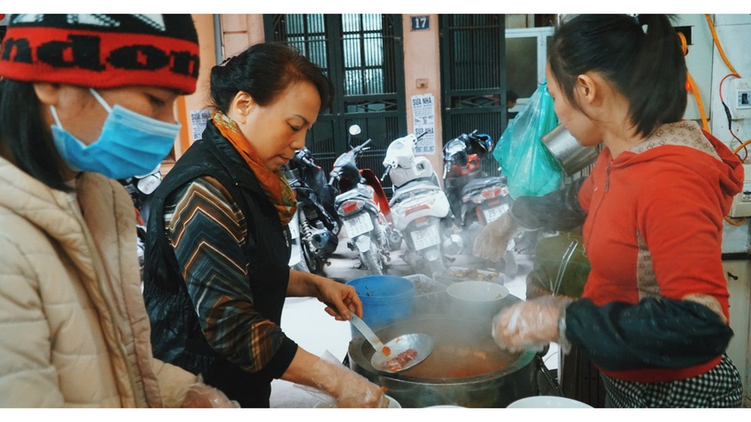 Lạ lùng quán bún "nhà giàu thời bao cấp", ngày bán 600 bát ở Hà Nội