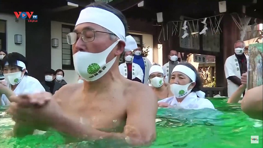 Người Nhật tắm nước đá dịp đầu năm mới