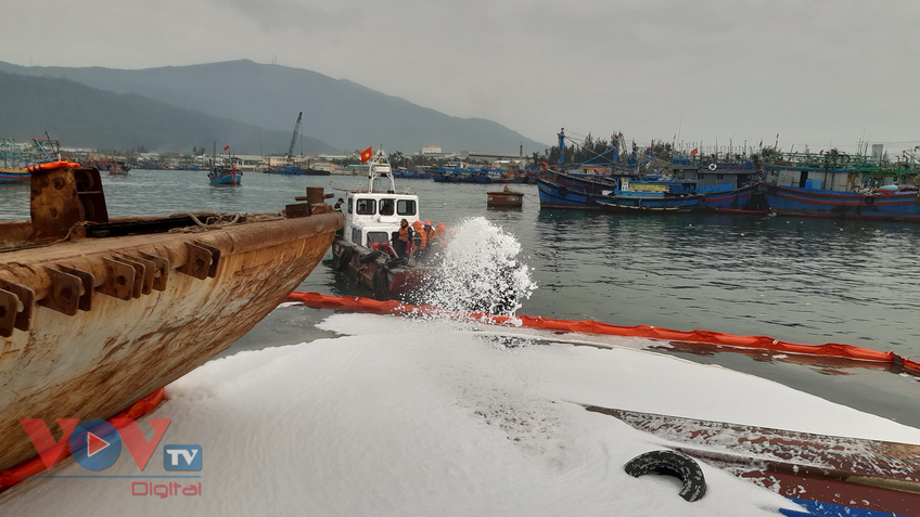 Đà Nẵng: Chìm tàu, dầu tràn ra cảng cá Thọ Quang