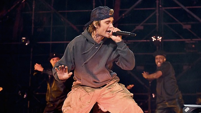 Justin Bieber quên lời ca khúc khi biểu diễn