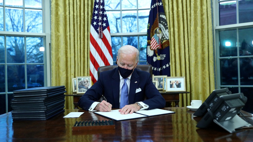Tân Tổng thống Biden ký hàng loạt sắc lệnh đảo ngược chính sách của ông Trump