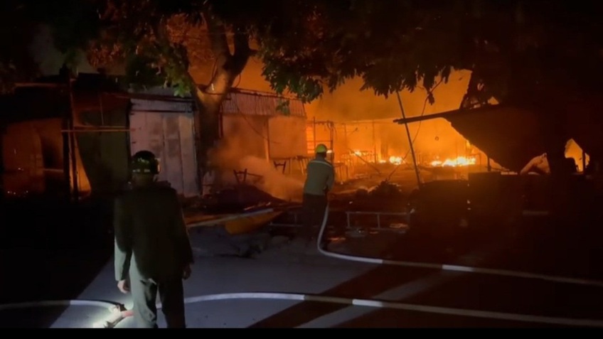 Hải Phòng: Cháy lớn tại Chợ Núi Đèo, hàng trăm ki-ốt bị thiêu rụi