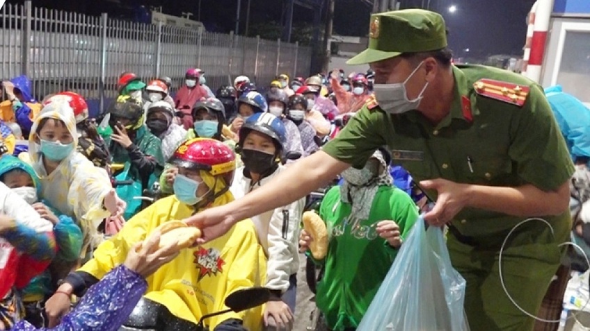 TP.HCM nới lỏng giãn cách, dân ùn ùn trở về các tỉnh miền Tây