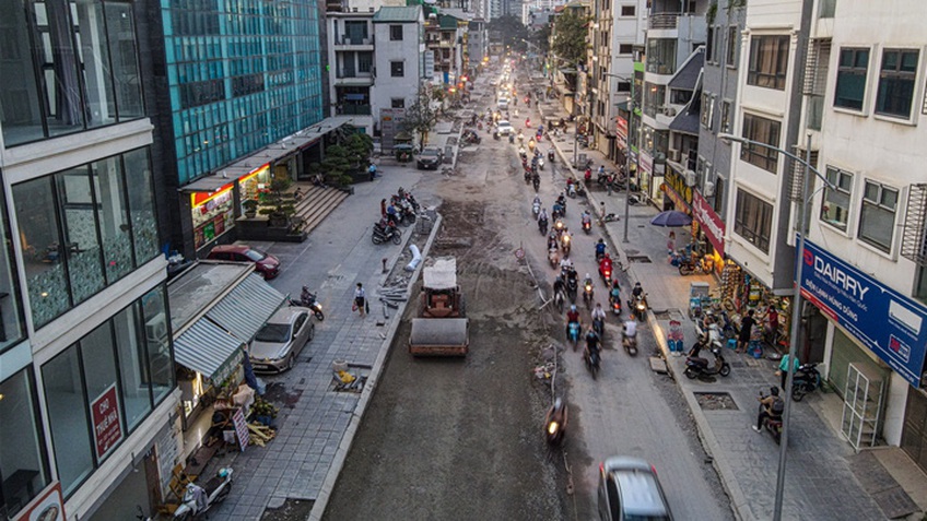 Hà Nội: Công nhân chia nhau làm 3 ca trên 'con đường đau khổ' Vũ Trọng Phụng