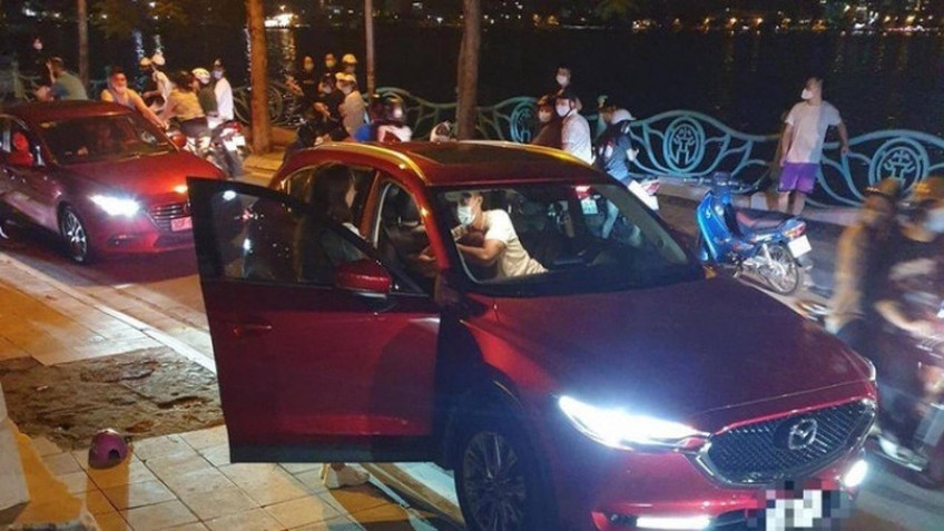 Cảnh sát giải tán vụ người phụ nữ chặn ô tô đánh ghen náo loạn Hồ Tây