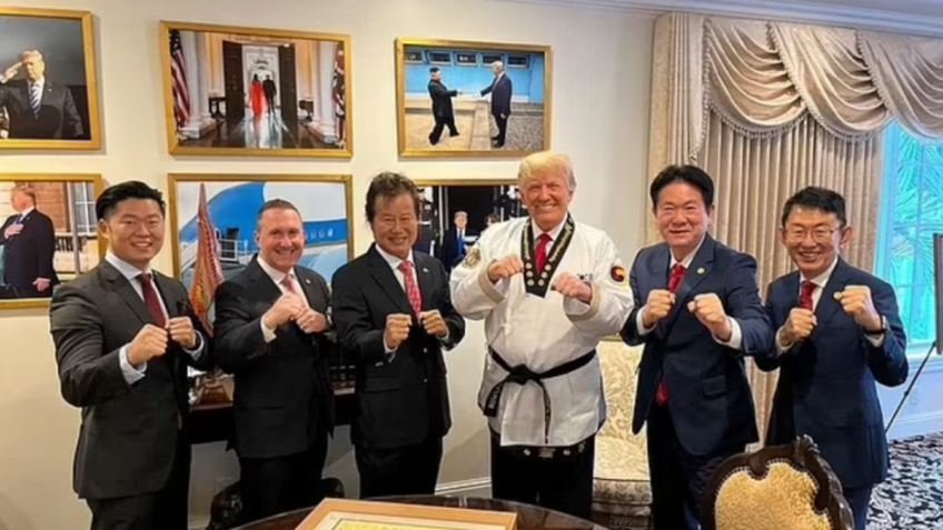 Ông Trump nhận huyền đai cửu đẳng Taekwondo