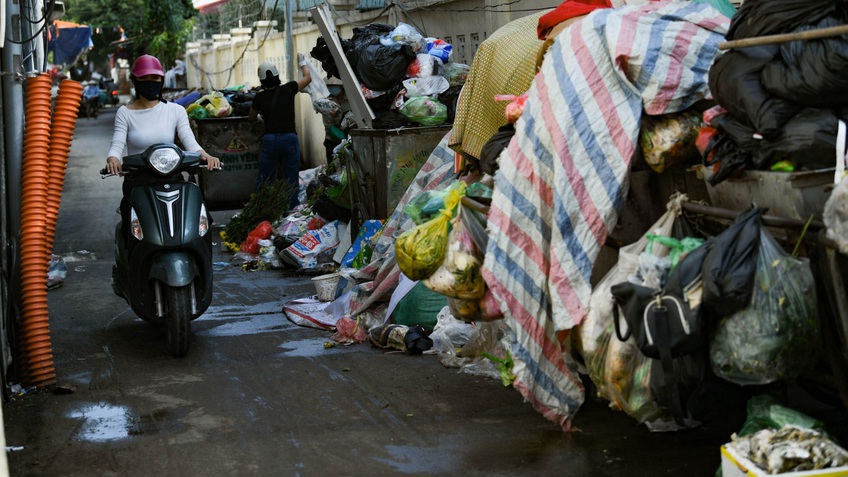 Bãi rác Nam Sơn dừng tiếp nhận, rác thải lại ùn ứ tại nội thành Hà Nội