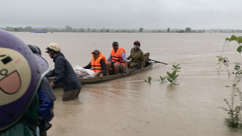 Gia Lai: Giải cứu 15 người dân trồng dưa hấu bị nước sông Ba bao vây