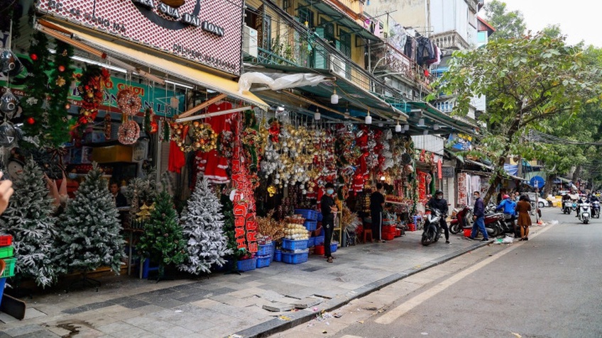 Hà Nội: Thiên đường mua sắm phố Hàng Mã vắng vẻ trước thềm Giáng Sinh