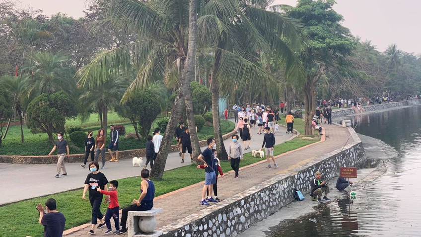 Hà Nội: Người dân vui chơi tại công viên còn lơ là trong phòng dịch COVID-19