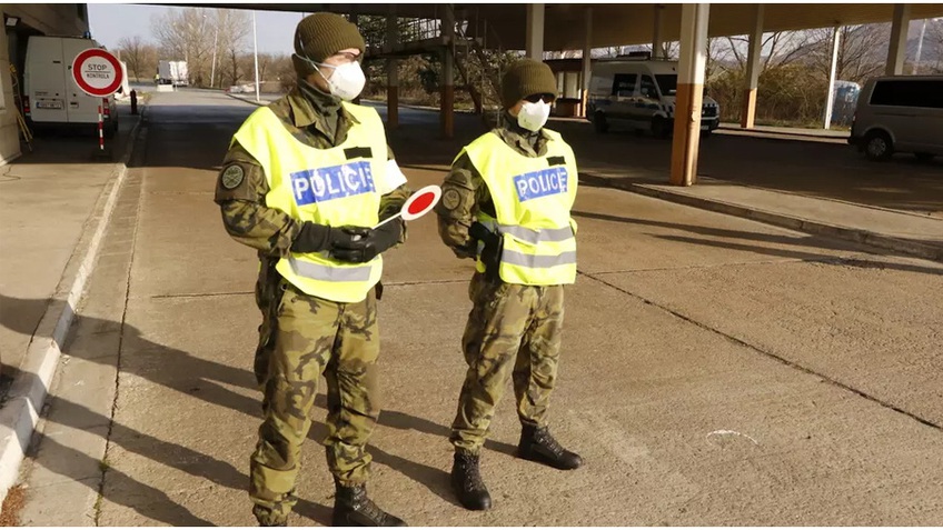 Hơn 30.000 cảnh sát và binh lính Séc được điều động giám sát việc thực hiện lệnh phong tỏa