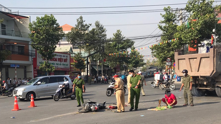 Xe ben ôm cua va chạm xe máy, khiến 3 người thương vong ở Bình Dương