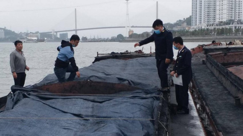 Quảng Ninh: Bắt giữ 2 tàu vận chuyển than không giấy tờ