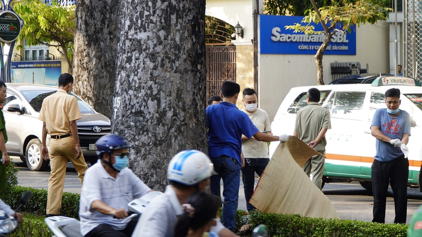 TPHCM: Một người nước ngoài tử vong khi đi xe máy trong làn ô tô 