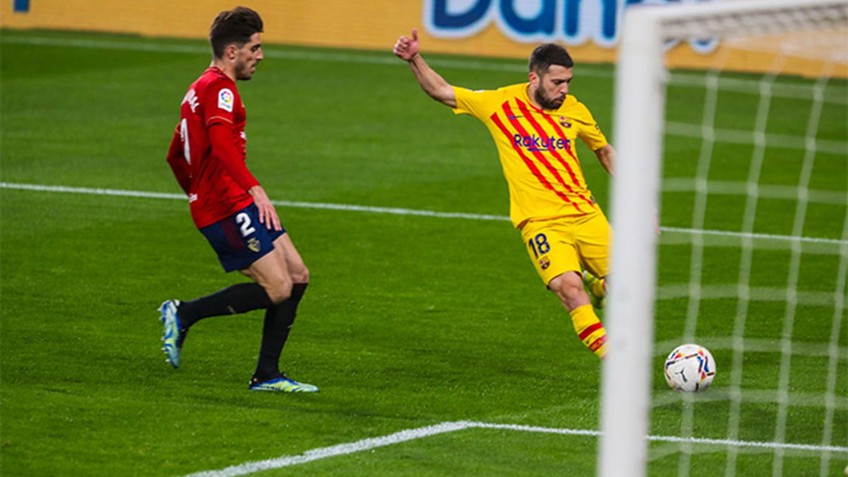 Kết quả Osasuna 0-2 Barca: Thổi lửa vào derby Madrid