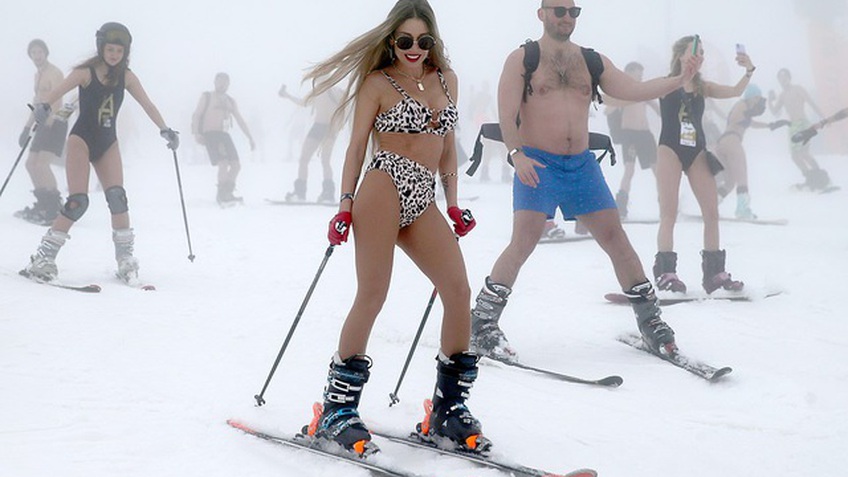 Dàn người đẹp nóng bỏng diện bikini trượt tuyết ở Nga