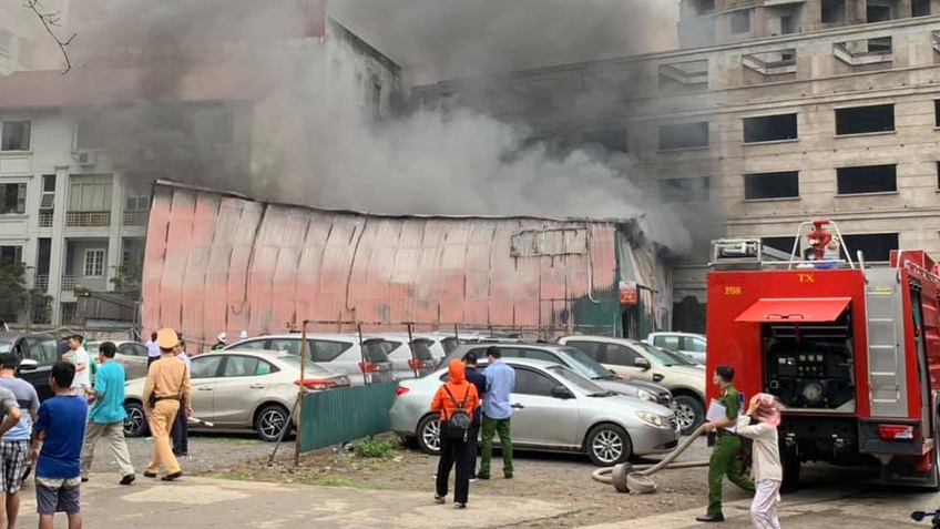 Cháy xưởng in trên phố Định Công
